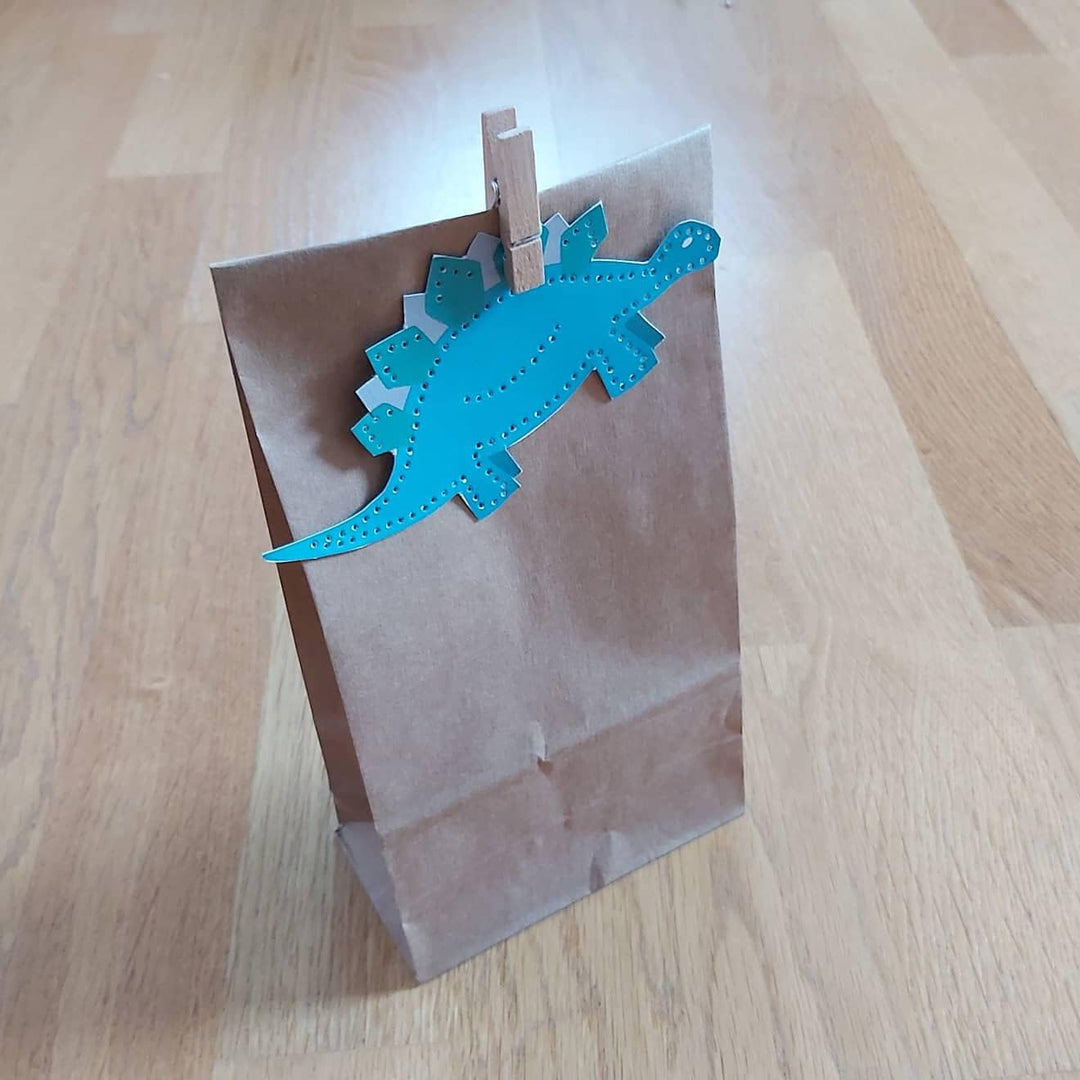 Familienmomente Maxi-Bastelset zum Prickeln Abenteuer, 10 Vorlagen (2x Ritter, 2x Dinos, 2x Weltraum