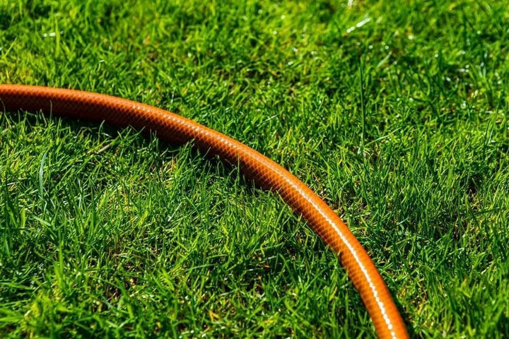NEO TOOLS Gartenschlauch Set 20m 1/2" 4-lagig (24 bar), Metall-Schlauchständer, Spritzdüse verstellb