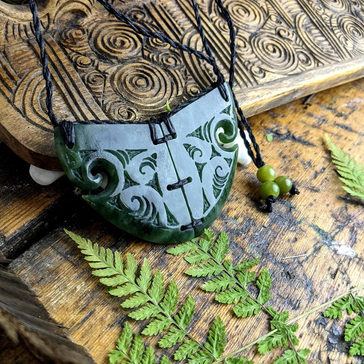 81stgeneration Halskette Koru Gravierte Brustplatte Handgeschnitzte Schwarze Nephrit-Jade für Damen