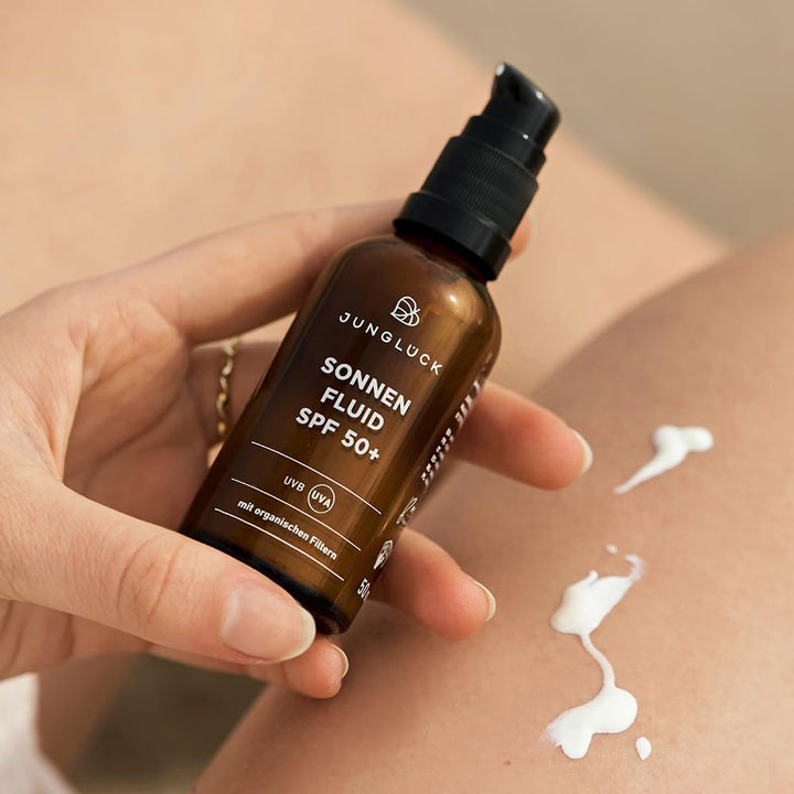 JUNGLÜCK Sonnenfluid SPF 50+ | Schnell einziehender Sonnenschutz für das Gesicht mit organischen UV-