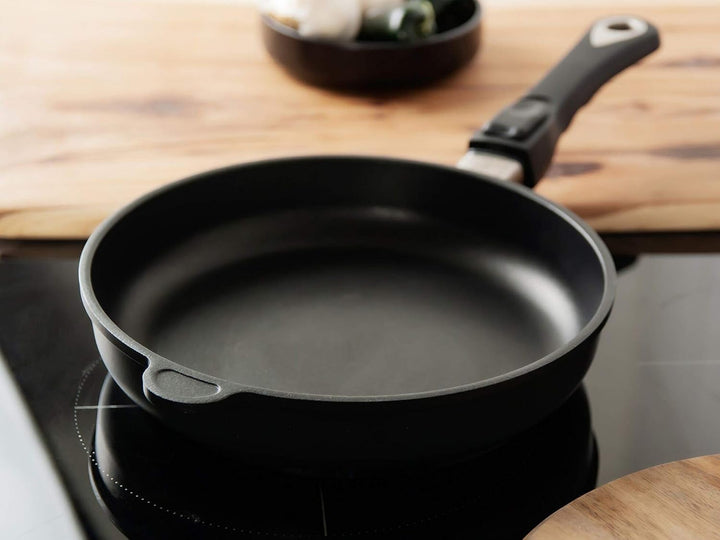 AMT Gastroguss Bratpfanne 24 cm Ø, 5 cm hoch, abnehmbarer Stiel, nicht induktionsgeeignet, Lotan® An