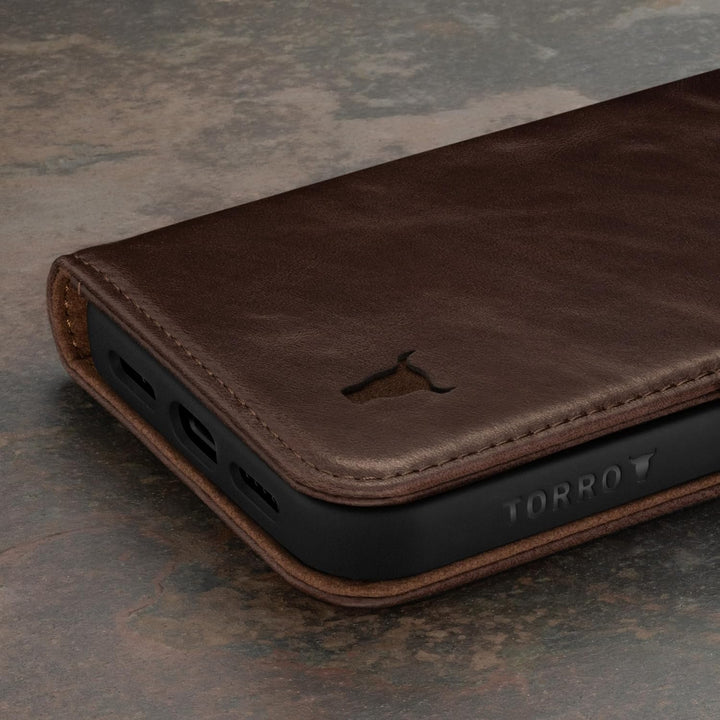 TORRO Hülle kompatibel mit iPhone 15 Pro – Premium Lederhülle mit Standfunktion und Kartenfächern -