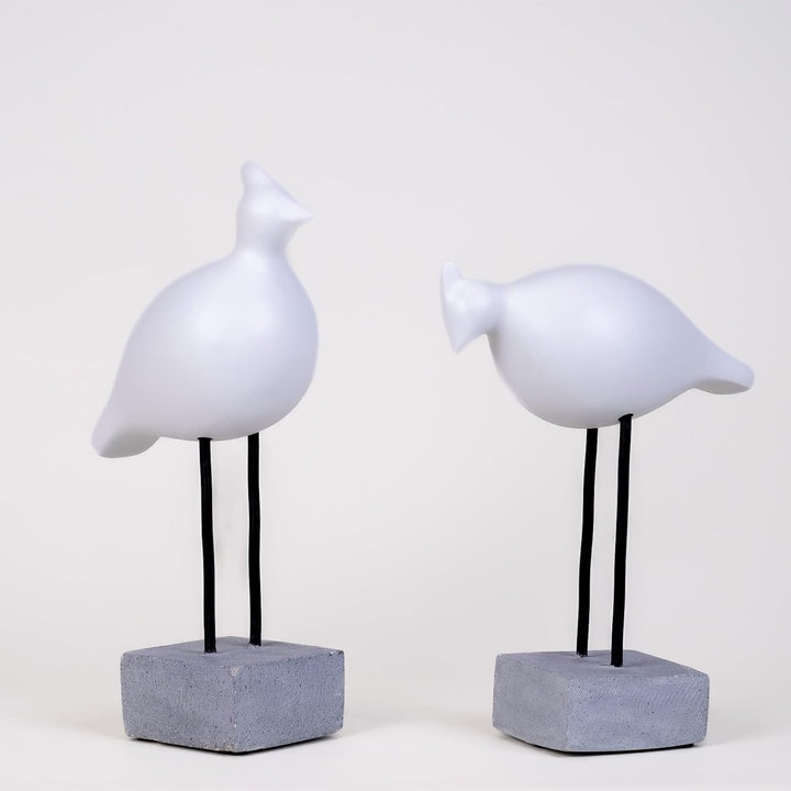 IDYL Moderne Skulptur Figur Sandsteinguss Vogelpaar auf kleinen Füssen |grau | 18x10x31-18x9x26cm |