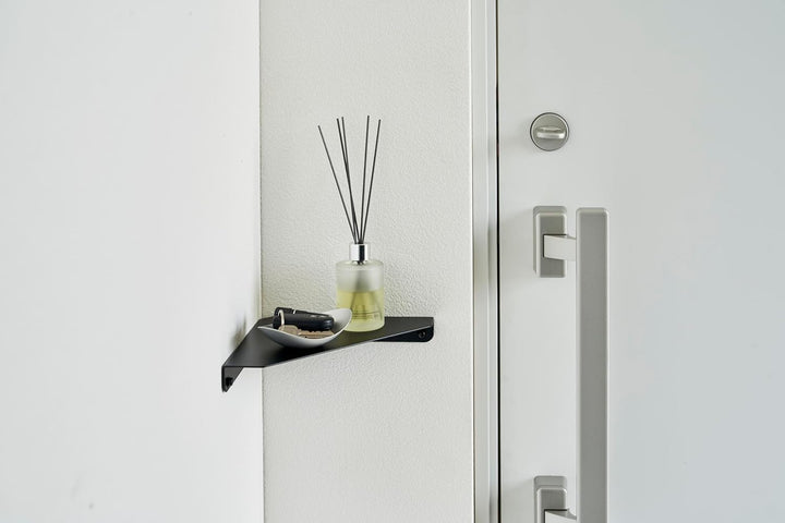 Yamazaki 6912 TOWER Wandmontiertes Eckregal, schwarz, Stahl, minimalistisch, 22 x 22 x 3.3 cm One Si