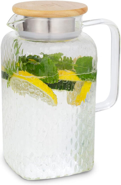 GLASWERK Glaskaraffe mit Deckel (1,5L) und Sieb im Ausguss - Wasserkrug mit Deckel - Karaffe Glas mi