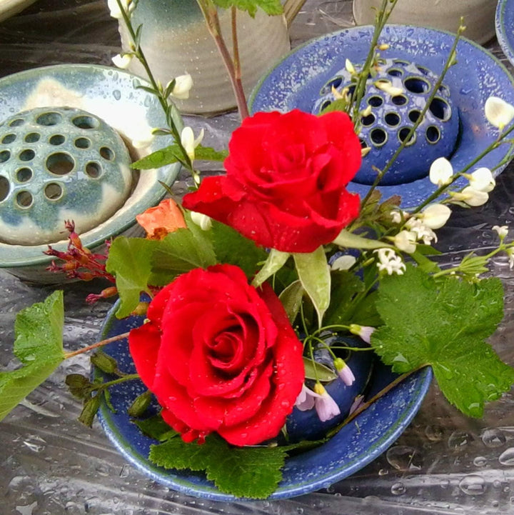 Blumensteckschale beige, 2-teilig, handgetöpfert, 13 cm Durchmesser, Steinzeug