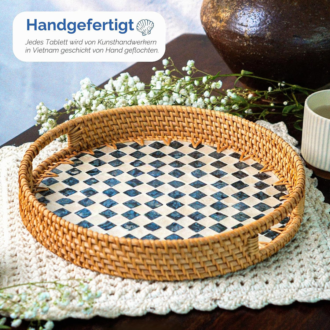 JUNGLE CULTURE Rattan Serviertablett rund 30 cm mit Perlmutt – Drift • Coastal Boho • Handgefertigte