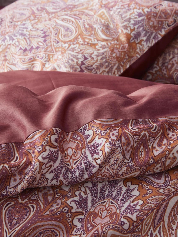 ESSENZA Bettwäsche Boheme Paisley Baumwollsatin Rhabarber, 155x220 + 1 x 80x80 cm, 401609-100DE-002,