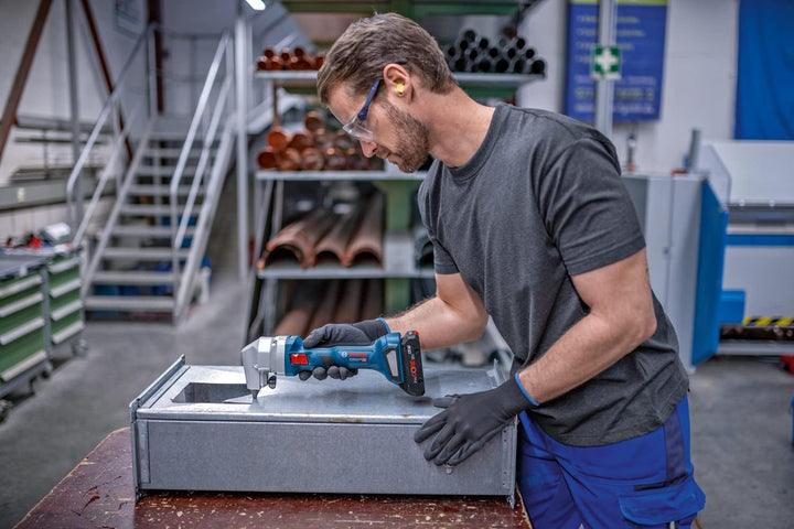 Bosch Professional 18V System Akku Knabber GNA 18V-16 E (700 Watt, Griffbreite von 156 mm, Bürstenlo