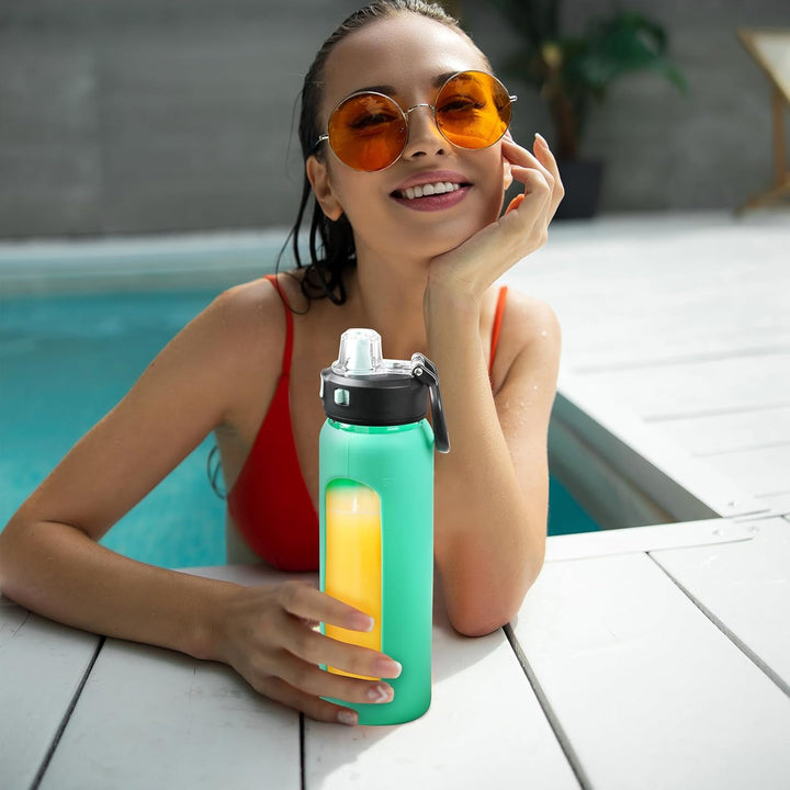 BLUEGO 700ml Trinkflasche Glas mit Strohhalm und Griff Auslaufsichere Wasserflasche mit Silikonhülle