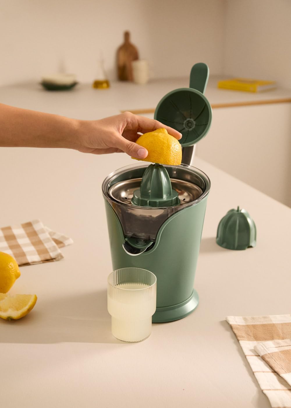 CREATE/JUICER PRESS/Elektrische Zitruspresse mit Hebel in Salbeigrün/Spritzfrei, 250ml Behälter, Fru