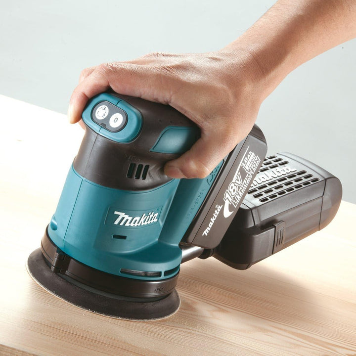 Makita Akku-Exzenterschleifer, (18 V im Makpac mit 2 Akkus 4,0 Ah + Ladegerät), DBO180RMJ mit 2x Akk