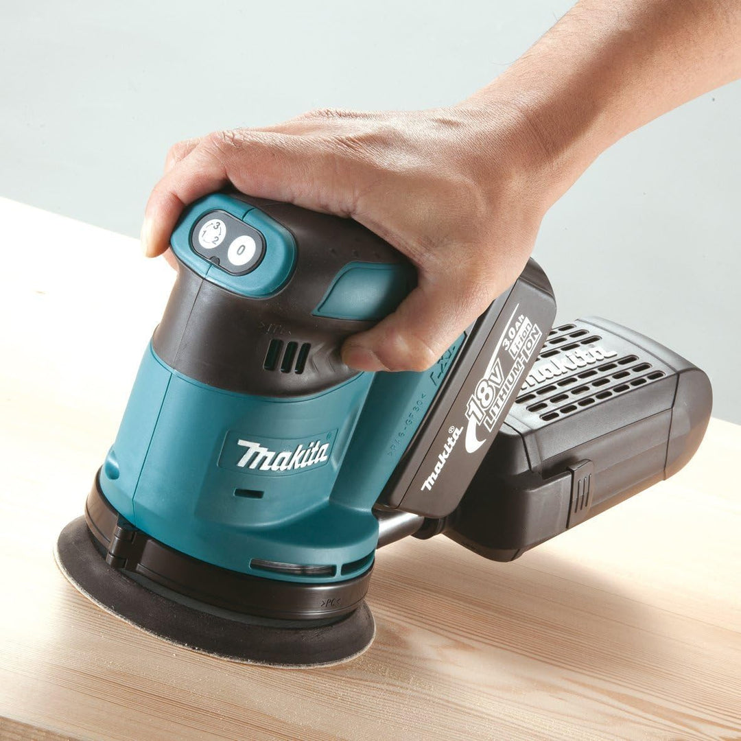 Makita Akku-Exzenterschleifer, (18 V im Makpac mit 2 Akkus 4,0 Ah + Ladegerät), DBO180RMJ mit 2x Akk