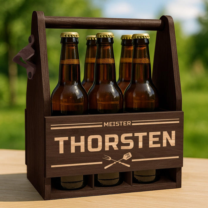 Maverton Bierträger für 6 Flaschen 0,5L + Gravur - Männerhandtasche mit Flaschenöffner - Grösse: 25x