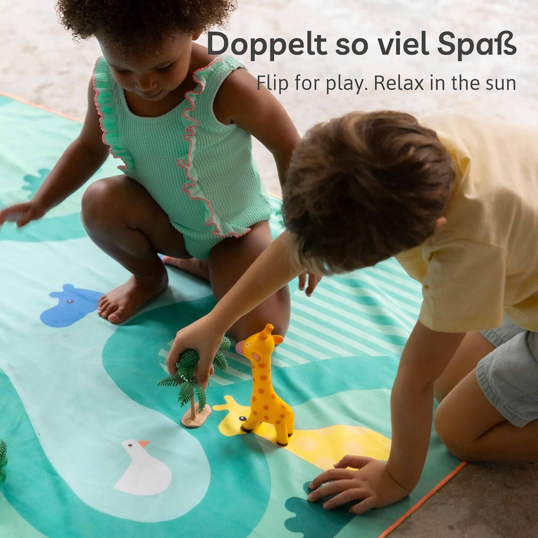 Quut – Strand-/Poolhandtuch für Kinder mit Spiel – Ultraschnell trocknende Mikrofaser, sandfrei – ko