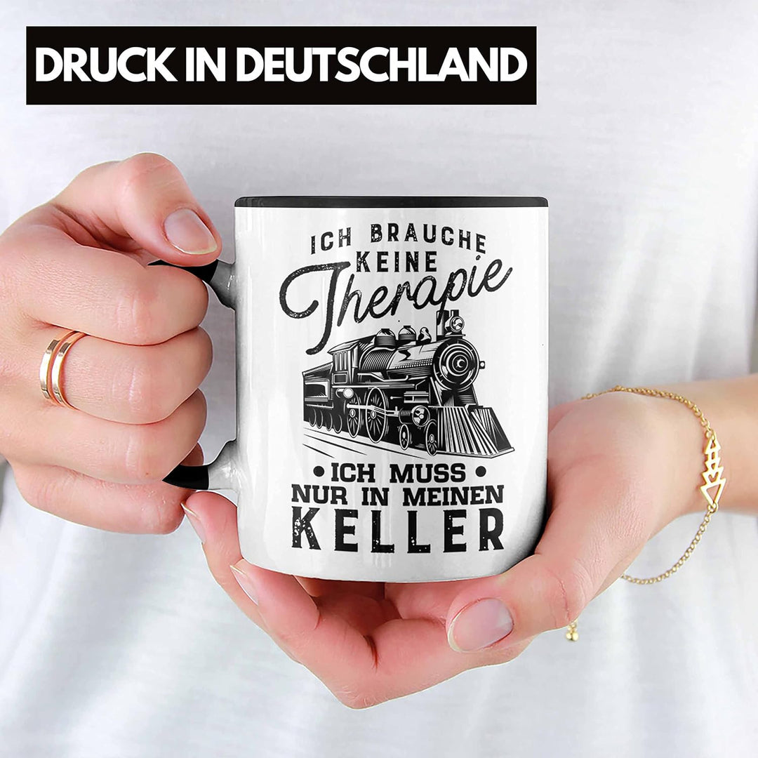 Trendation - Modelleisenbahn Tasse Geschenk für Eisenbahner Spruch Ich Muss In Meinen Keller (Schwar
