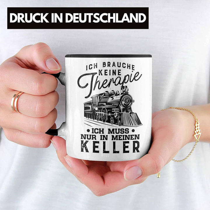 Trendation - Modelleisenbahn Tasse Geschenk für Eisenbahner Spruch Ich Muss In Meinen Keller (Schwar