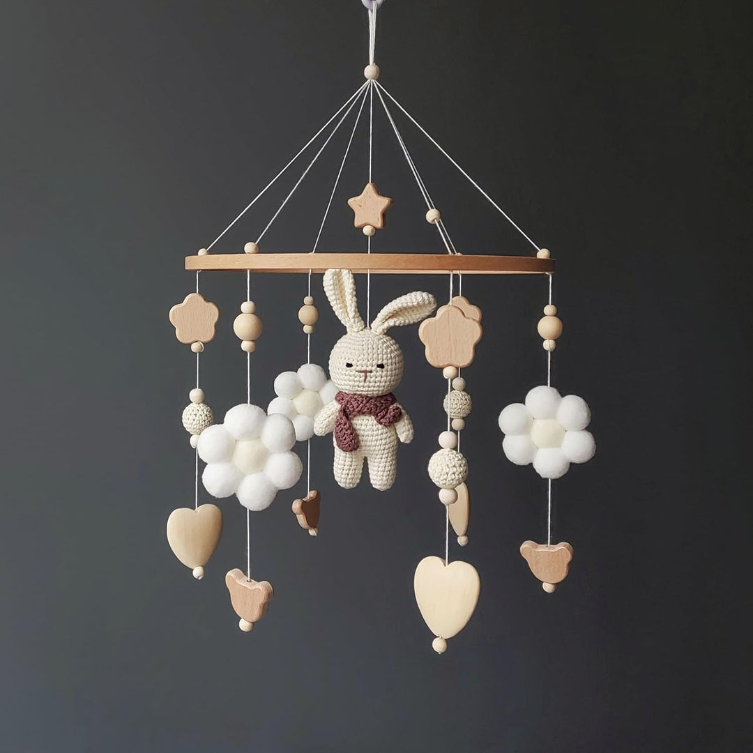 Gehäkeltes Baby Mobile Hase – Mädchen Krippen Deko aus Holz, Crochet Bunny Babybett-Anhänger, Neutra