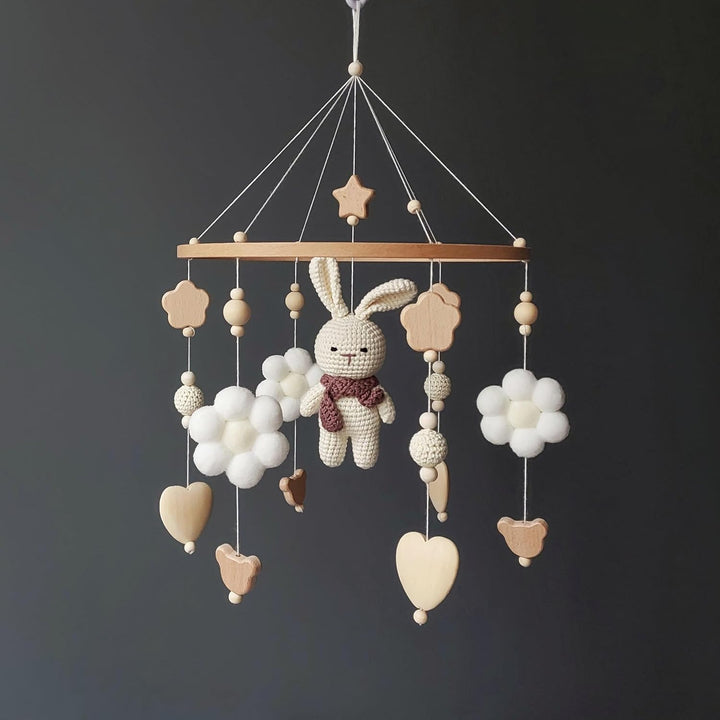 Gehäkeltes Baby Mobile Hase – Mädchen Krippen Deko aus Holz, Crochet Bunny Babybett-Anhänger, Neutra