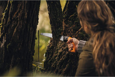 Fiskars Handsäge für frisches Holz bis Ø 15 cm, Mit feststehendem Blatt, Inklusive Kunststoff-Köcher