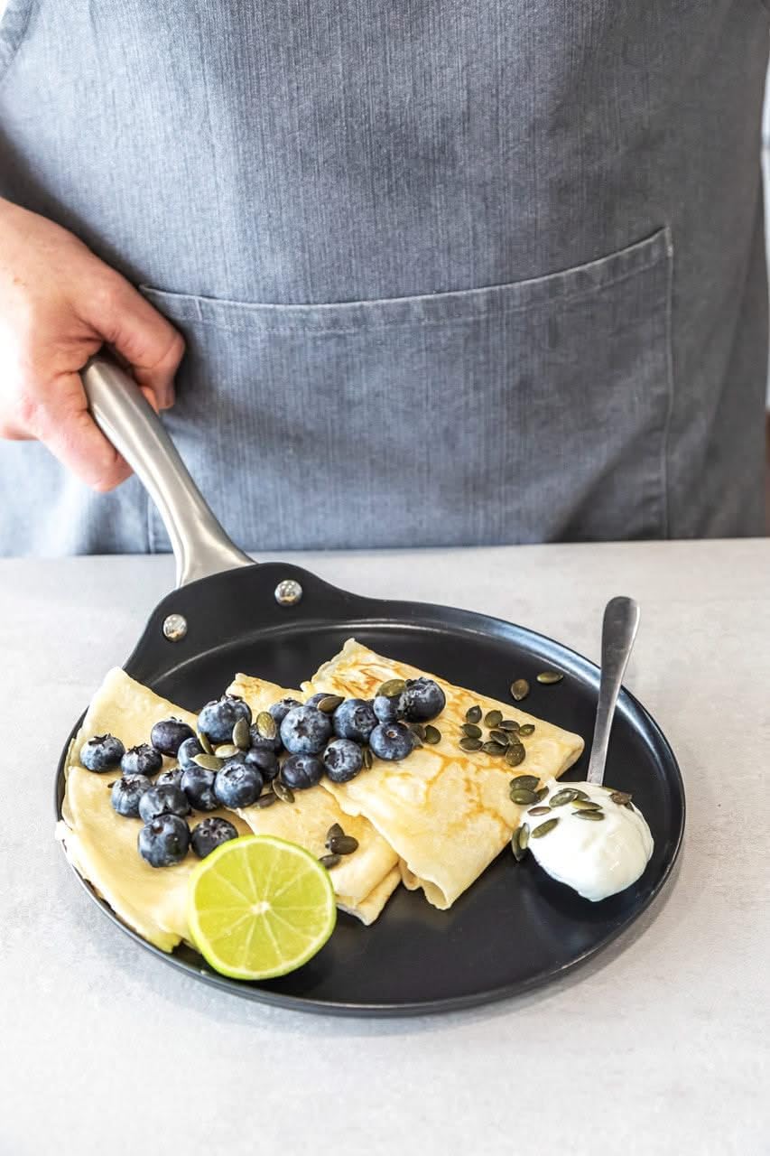 KitchenCraft MasterClass Carbon stahl Antihaft-Induktionspfanne für Crêpes und Pfannkuchen, 24 cm Ei