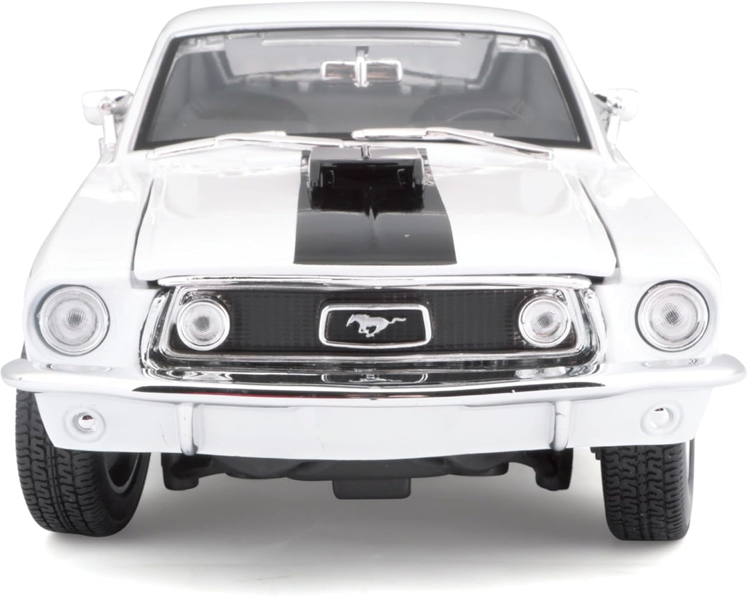 Maisto Ford Mustang GT Cobra Jet: Modellauto mit Federung, Massstab 1:18, Türen und Motorhaube beweg