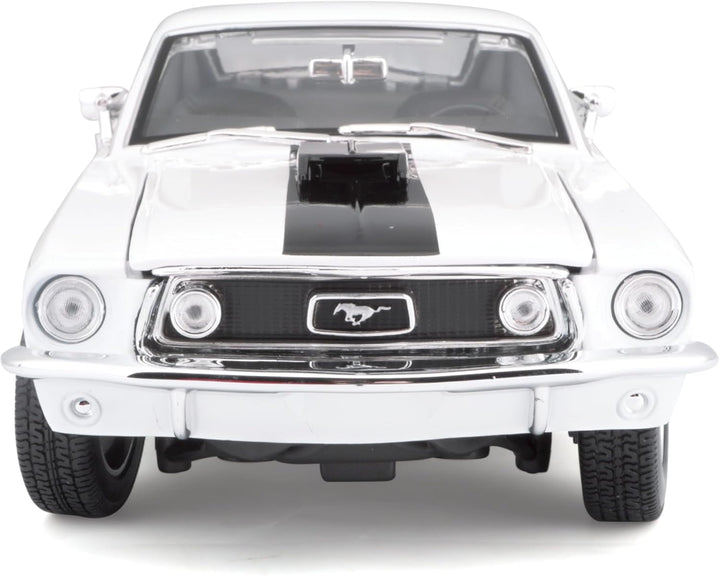 Maisto Ford Mustang GT Cobra Jet: Modellauto mit Federung, Massstab 1:18, Türen und Motorhaube beweg