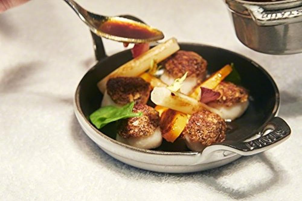 Staub 1004110 stapelbare Auflaufform, rund (20 cm, 0,75 L mit mattschwarzer Emaillierung im Inneren