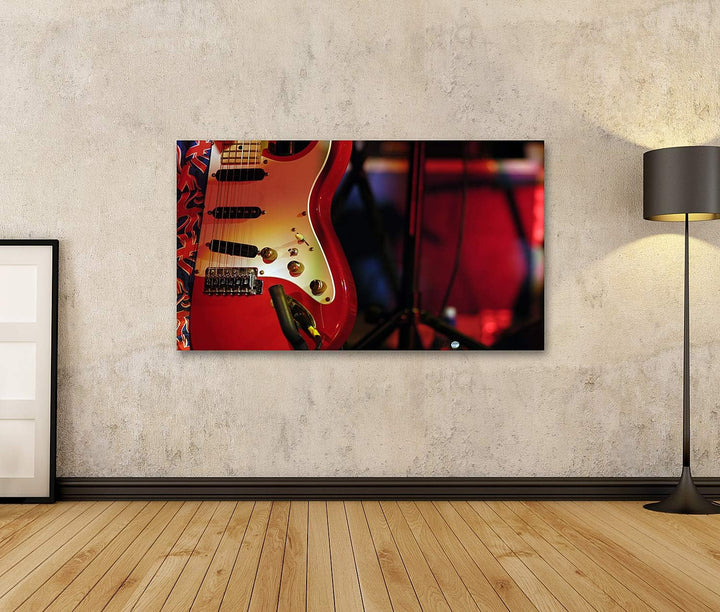 islandburner Bild auf Leinwand Klassische Rote E Gitarre Im Lichtschacht Der Weissen Bühnenbeleuchtu