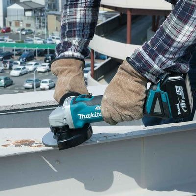 Makita Akku-Winkelschleifer 18 V / 4,0 Ah im MAKPAC inklusive 2 Akkus und Ladegerät, Blau, Silber, 9