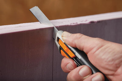 Fiskars Cuttermesser, Länge 16,5 cm, Inklusive Klinge (18mm), Rostfreier Stahl/Kunststoff, Schwarz/O
