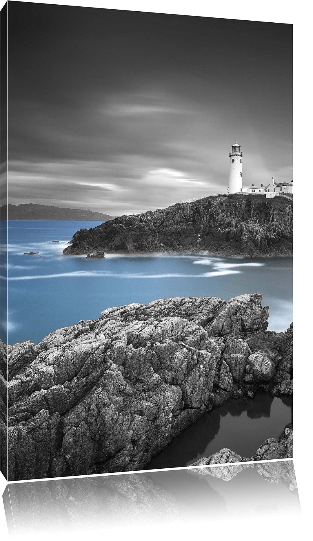 Pixxprint Leuchtturm an traumhaft blauem Meer schwarz/weiss, Format: 80x120 auf hochkantiges Leinwan