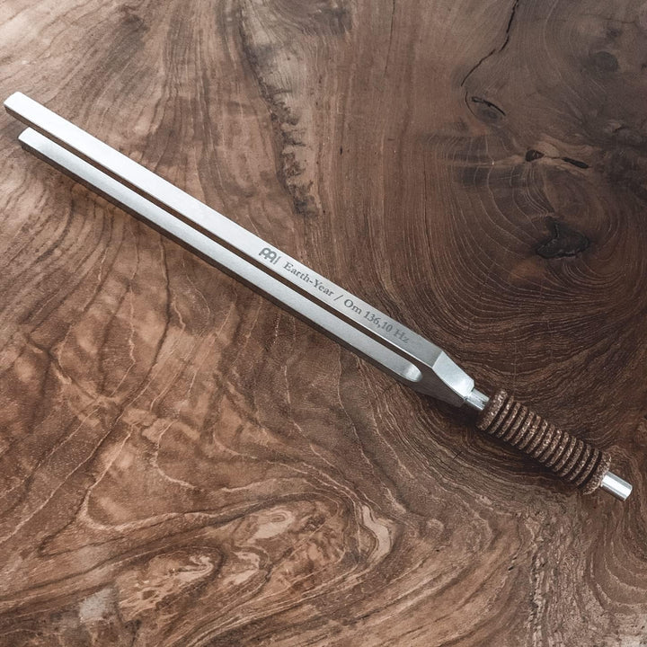 Sonic Energy Planetary Tuning Therapy Fork – Earth Year/OM (136,10 Hz / C3#) – Erde Stimmgabel für M
