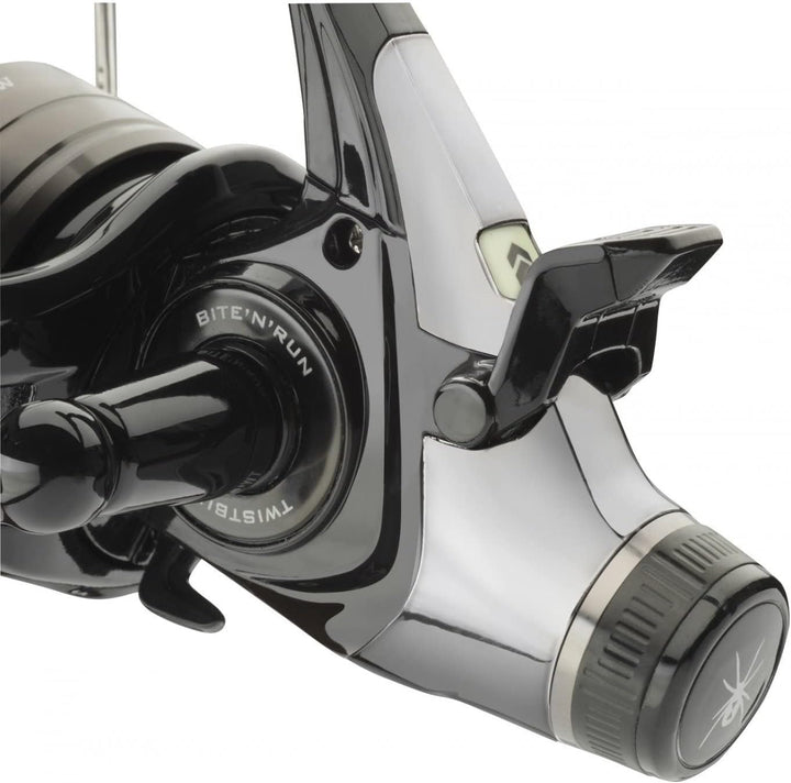 Daiwa - Black Widow Baitrunner/Freespool Rollen Grössen 3500A/4000A/4500A/5000A Karpfen Hecht Lachs