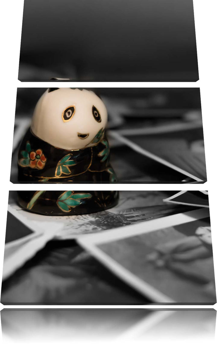 Pixxprint Panda Figur zwischen Fotografien als Leinwandbild/Grösse: 3 Teilig (120x80) cm/Wandbild/Ku