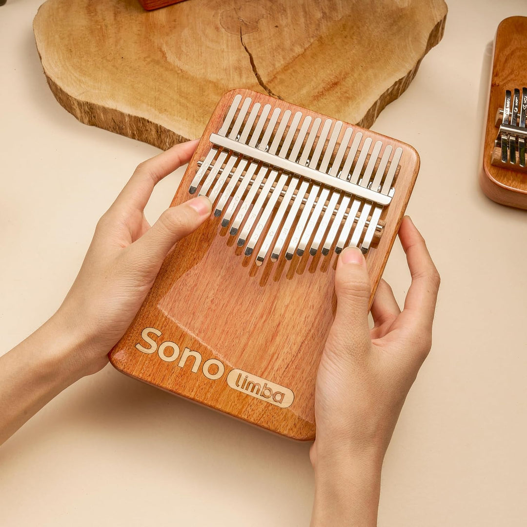 Kalimba "Sonolimba" mit 17 Schlüsseln in C - Dur aus Korallenholz. Daumenklavier inkl. Set mit Liede