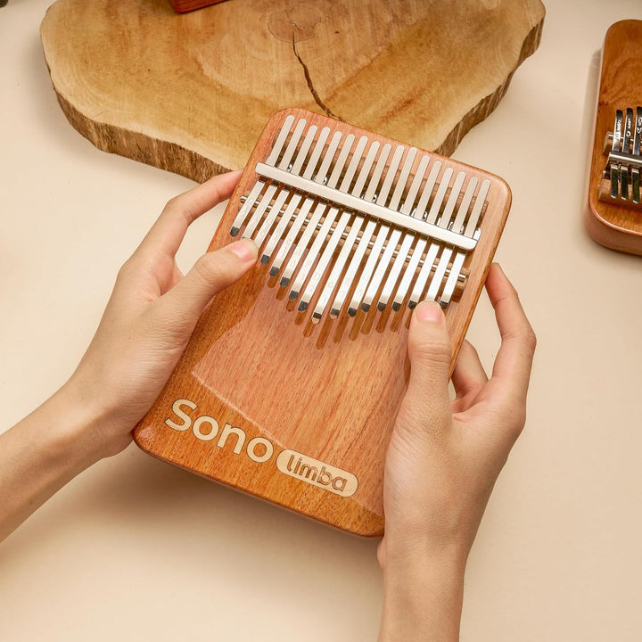 Kalimba "Sonolimba" mit 17 Schlüsseln in C - Dur aus Korallenholz. Daumenklavier inkl. Set mit Liede