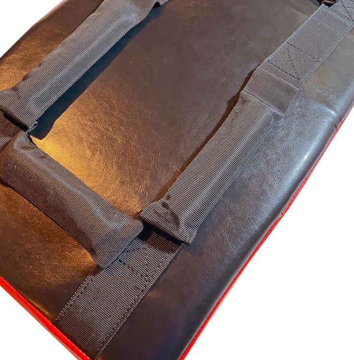 Schlagpolster Strike Gekrümmt - Mit 4 Griffen - 60 x 35 x 15 cm - Kunstleder rot-schwarz - Robuste l
