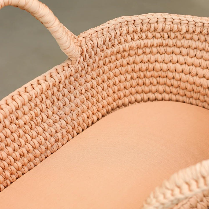 LIINI® Babywiege mit Moseskorb (Mokka) – sanfte Wiegebewegung, handgehäkelt, nachhaltiges Holzgestel