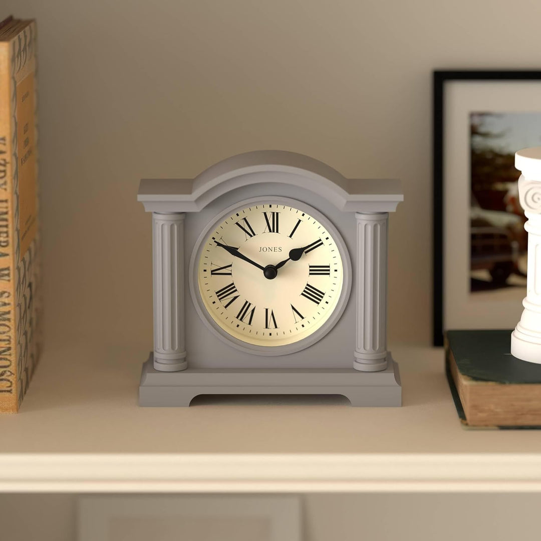 JONES CLOCKS® Kensington Kaminuhr | Klassische Uhr mit gewölbtem Oberteil | Grau | Stilvoll & modern