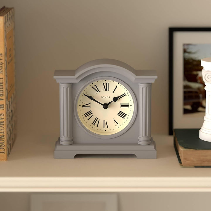 JONES CLOCKS® Kensington Kaminuhr | Klassische Uhr mit gewölbtem Oberteil | Grau | Stilvoll & modern