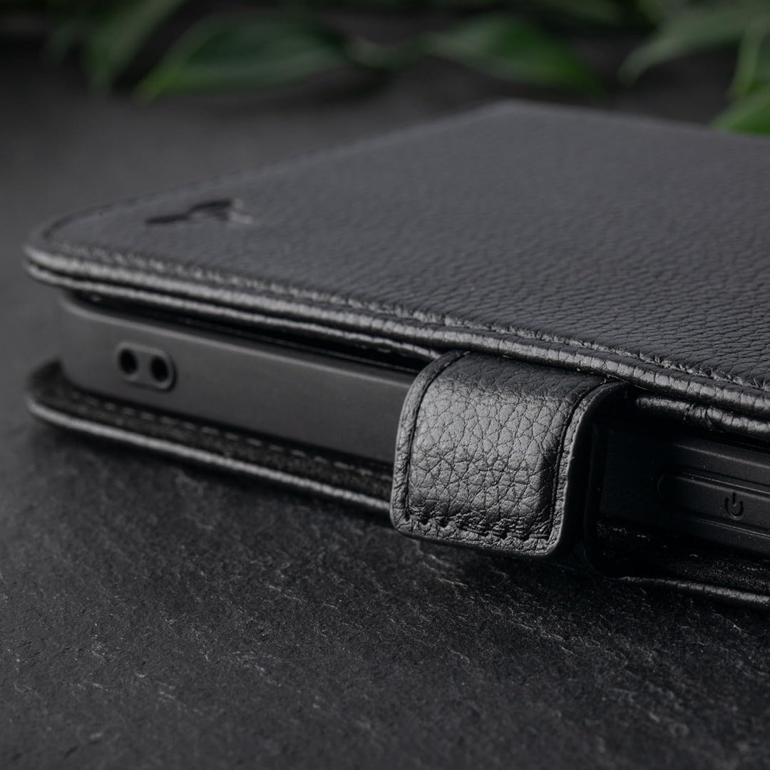 Snakehive Lederhülle für iPhone 13 – Klapphülle mit Kartenfächern & Standfunktion (Geflecktes Schwar