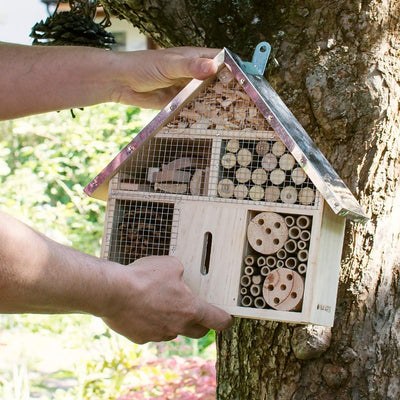 Navaris Insektenhotel aus Holz - versch. Grössen und Designs - Naturbelassenes Insekten Hotel für Ve