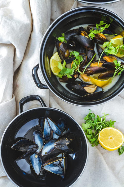 KitchenCraft World of Flavours Mediterraner Muscheltopf, Emaille Kochtopf,“Moules“ Aufschrift, Schwa