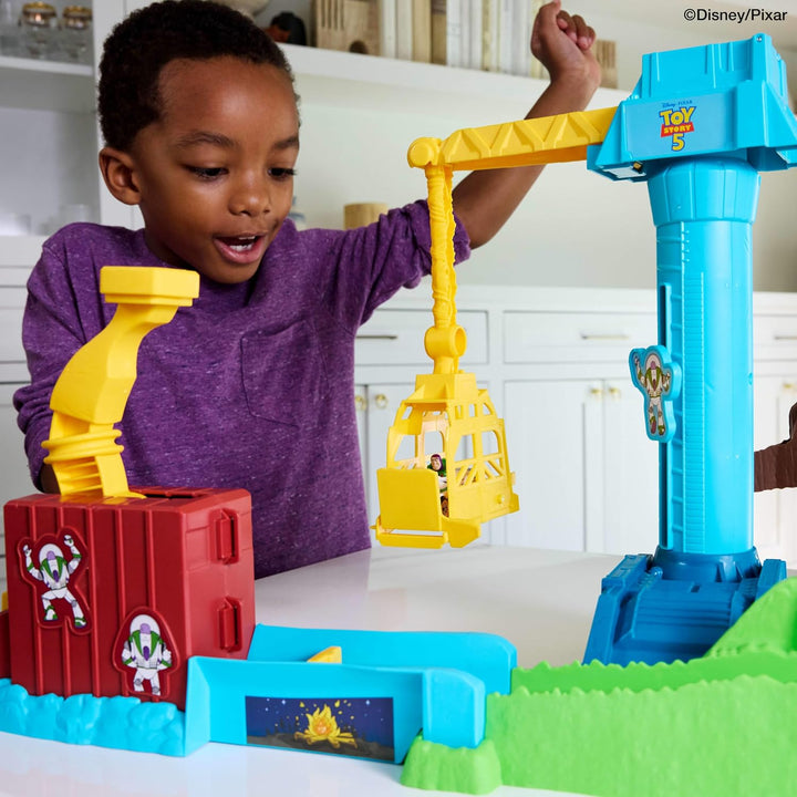 Hot Wheels Spielzeugauto Trackset, Disney Pixar Toy Story 5 Superstar Speeders Hi-Tech Buzz Lightyea