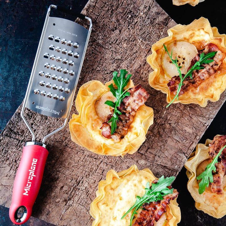 Microplane Küchenreibe Sehr Grob für Kartoffel, Zucchini, Karotte, Apfel, Kohl und Käse in Rot mit E
