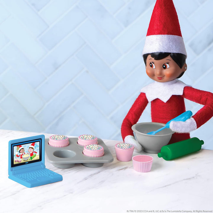 The Elf on The Shelf® Polar Props® Kochschule | Kreatives Koch-Set für Scout Elfen mit Mini-Laptop,