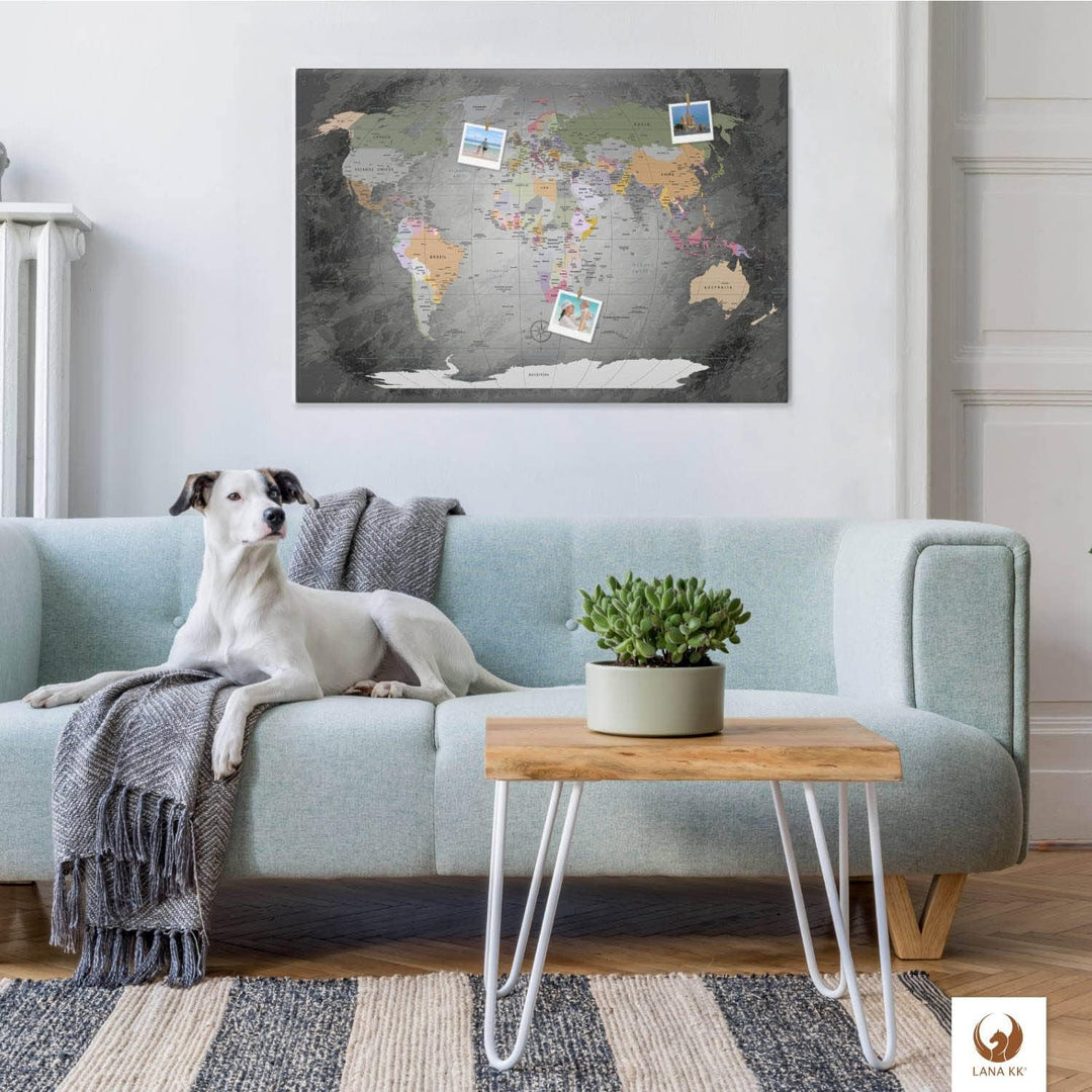 LANA KK - Weltkarte Leinwandbild mit Korkrückwand zum pinnen der Reiseziele – „Worldmap Edelgrau” -