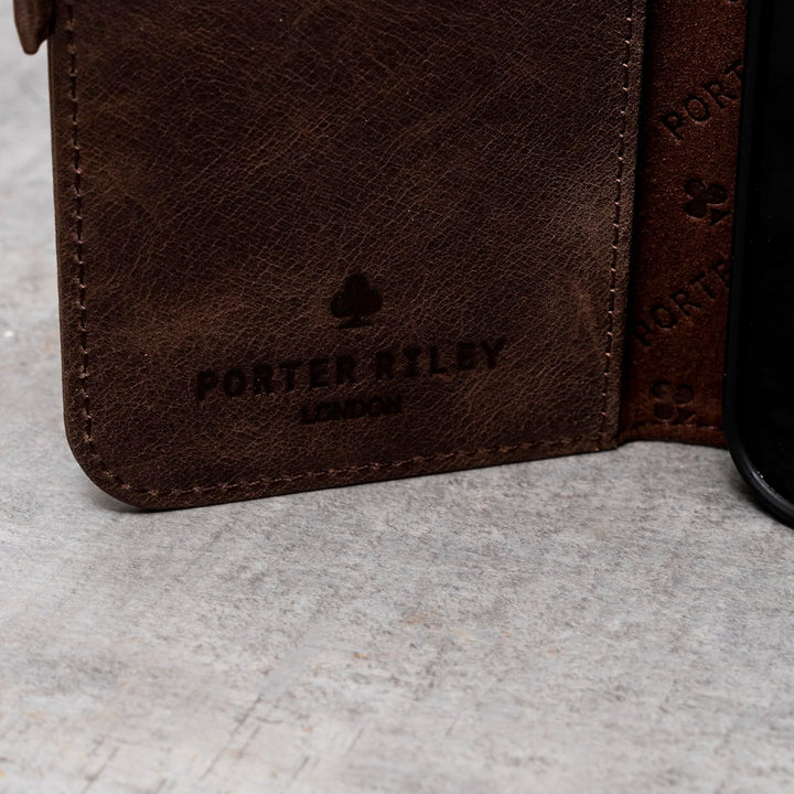 Porter Riley - Lederhülle für iPhone 14. Premium Echtleder Standhülle/Ledertasche/Brieftasche mit [K