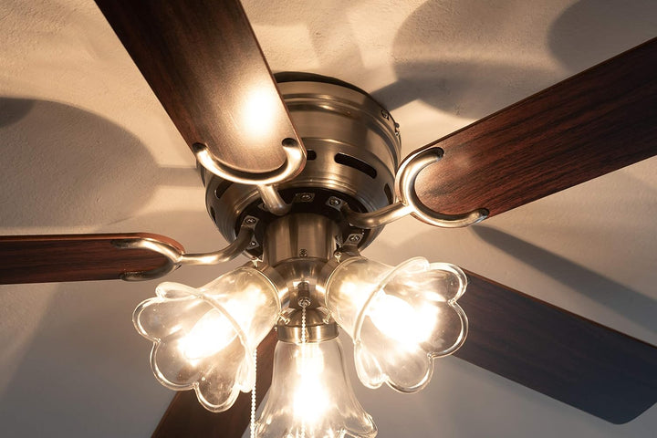 Pepeo - Kisa Deckenventilator mit Beleuchtung | Ventilator mit Zugschalter in Silber mit Wendeflügel
